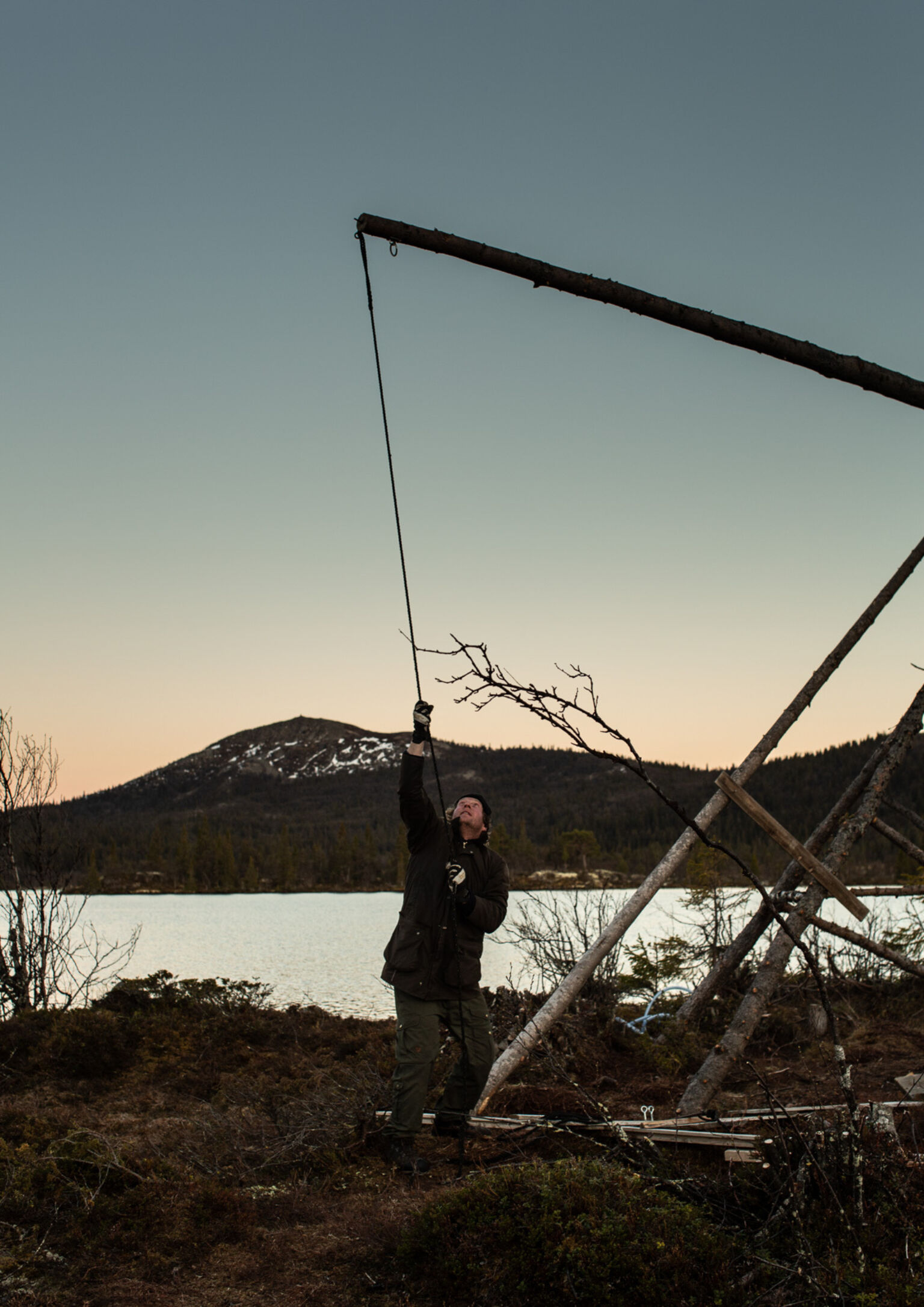 For å virkeliggjøre motivet fra «Ildkuletegningene» (2005-2006) bygget Lars 			Monrad Vaage en trebuchet som skjøt ildkuler. Her fra klargjøringen av trebucheten før. Foto: Colin Eick